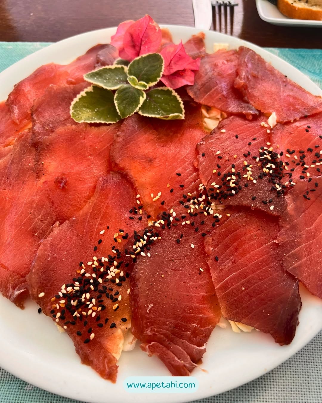 Carpaccio de thon rouge en croisière catamaran en Polynésie