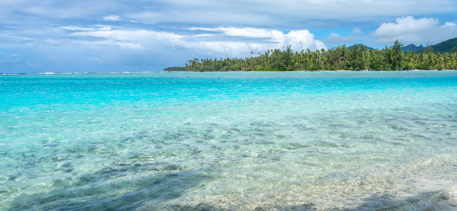 Lagon turquoise et motus de Huahine en Polynésie française