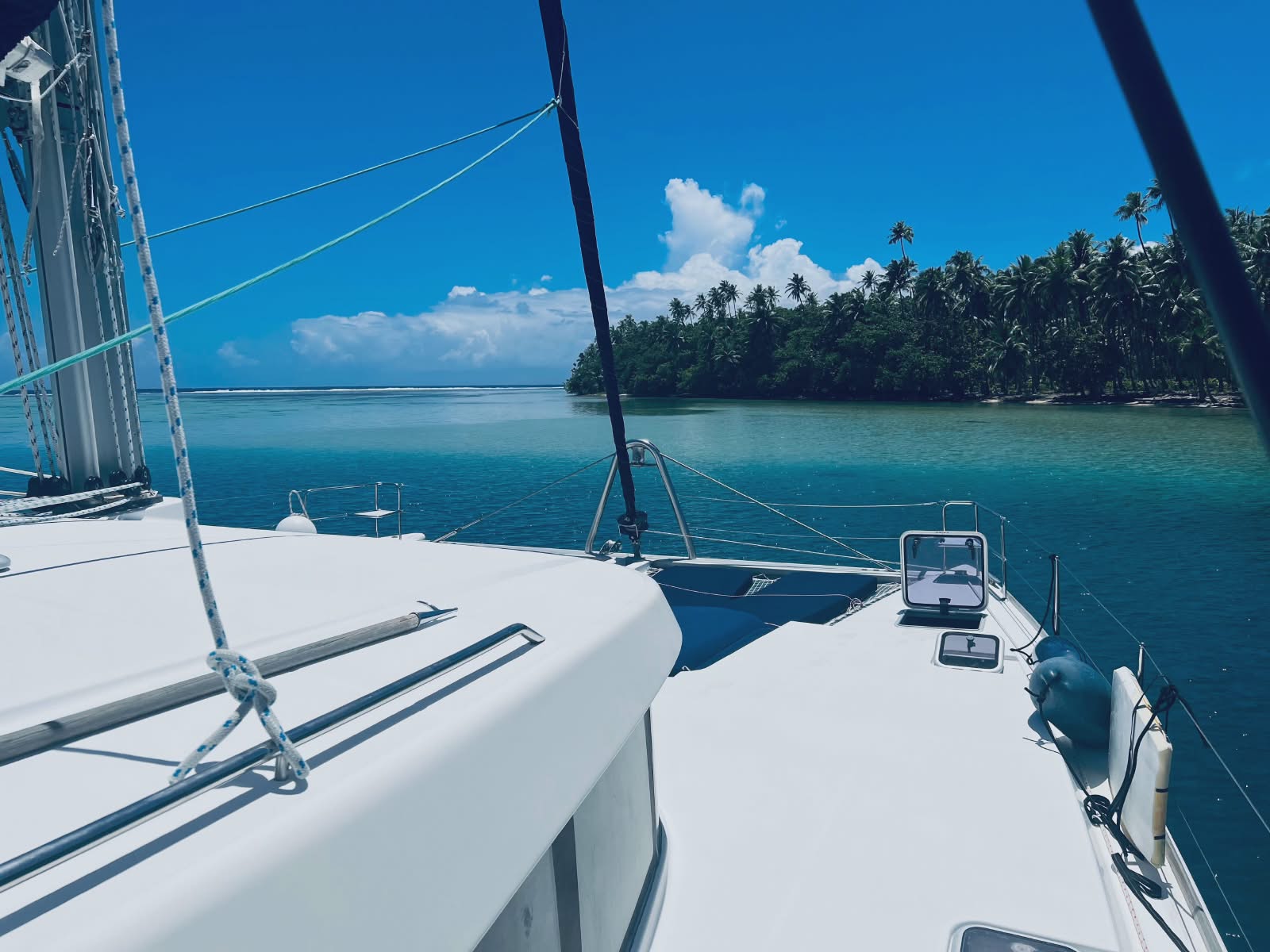 Catamaran Apetahi au mouillage à Huahine en Polynésie française