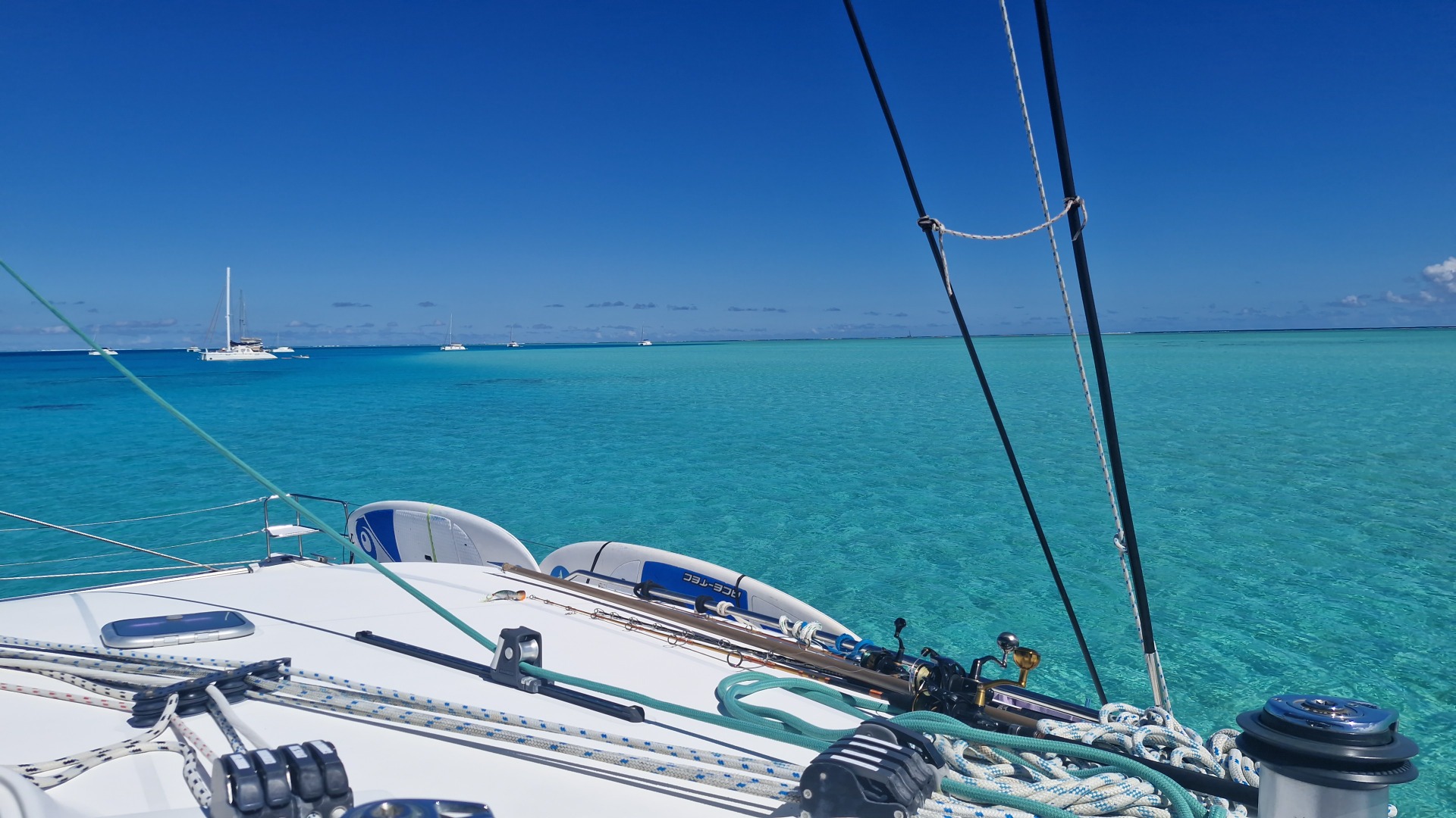 Catamaran sur le lagon turquoise de Raiatea en Polynésie
