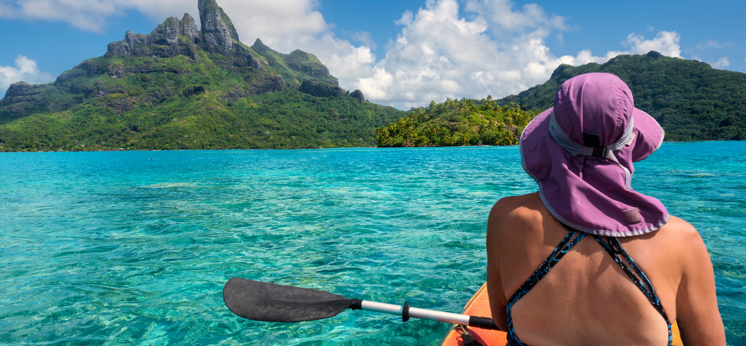Kayak dans le lagon turquoise de Bora Bora pendant une croisière