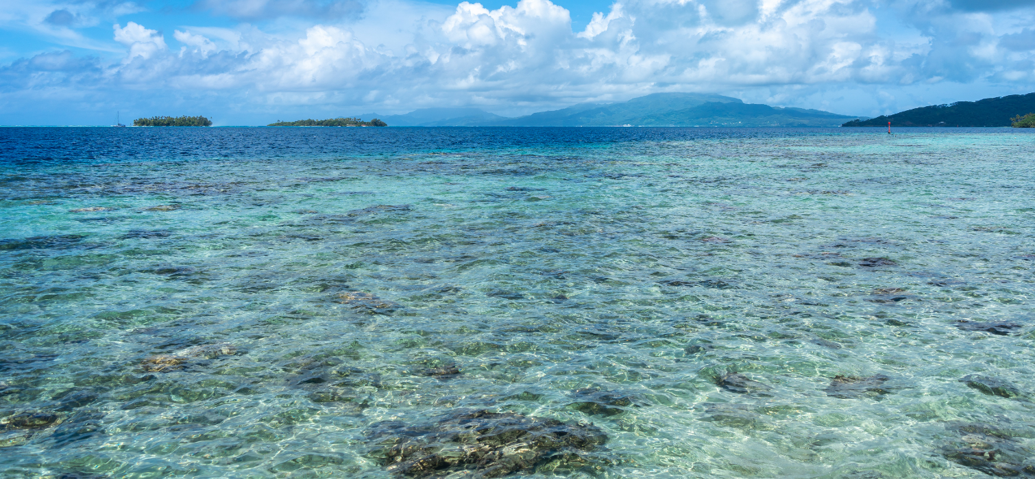 Lagon et motus de Taha’a pendant une croisière en catamaran