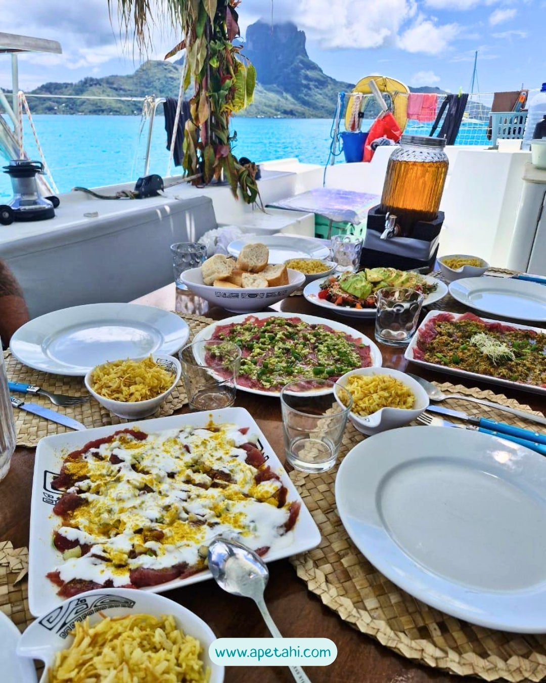 Repas polynésien servi à bord du catamaran pendant une croisière à Bora Bora