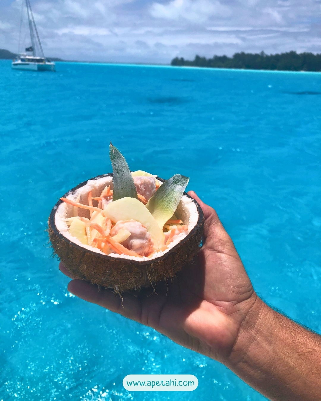 Poisson cru au lait de coco servi en croisière en Polynésie