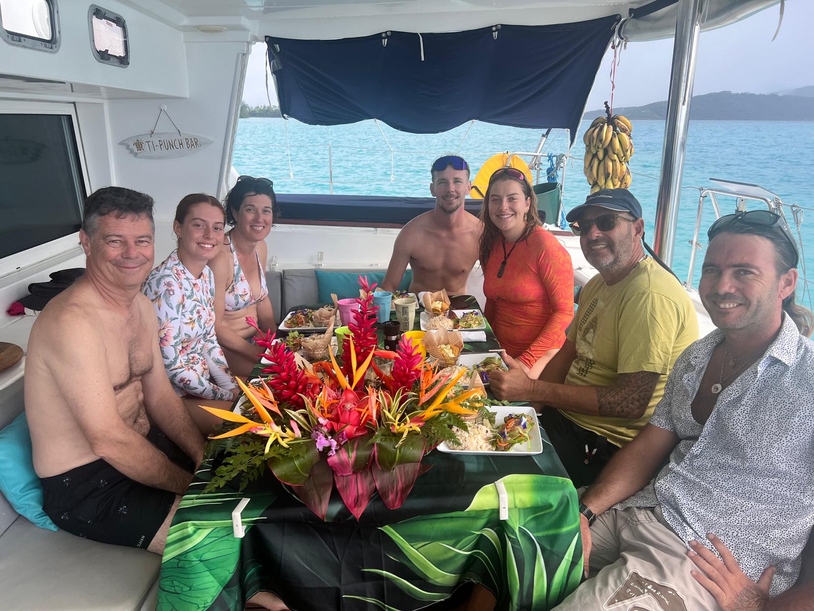 Repas convivial en croisière catamaran en Polynésie