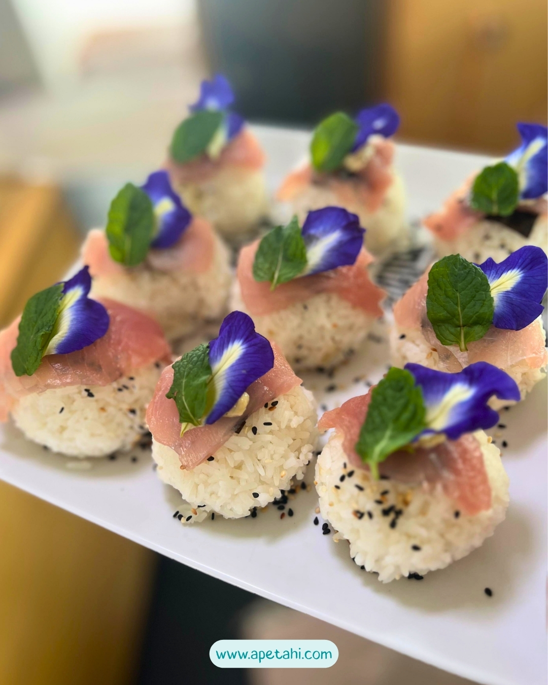 Repas convivial sur catamaran avec vue sur Bora Bora