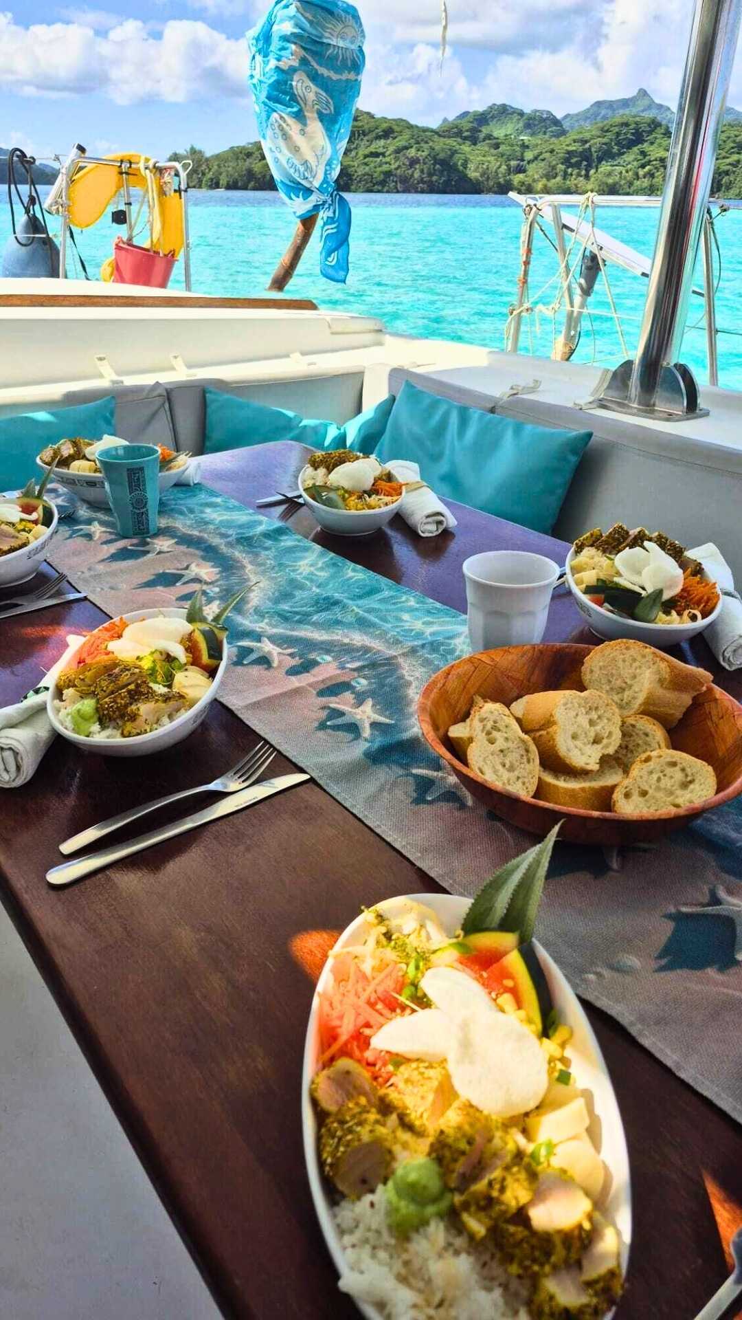 Déjeuner à bord du catamaran Apetahi face au lagon