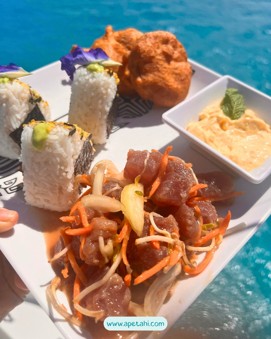 Tataki de thon et bowl exotique servi à bord en Polynésie